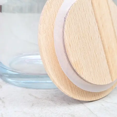 Zbliżenie na spód pokrywki z drewna z silikonową uszczelkę,Detail of the wooden lid bottom with a silicone rim