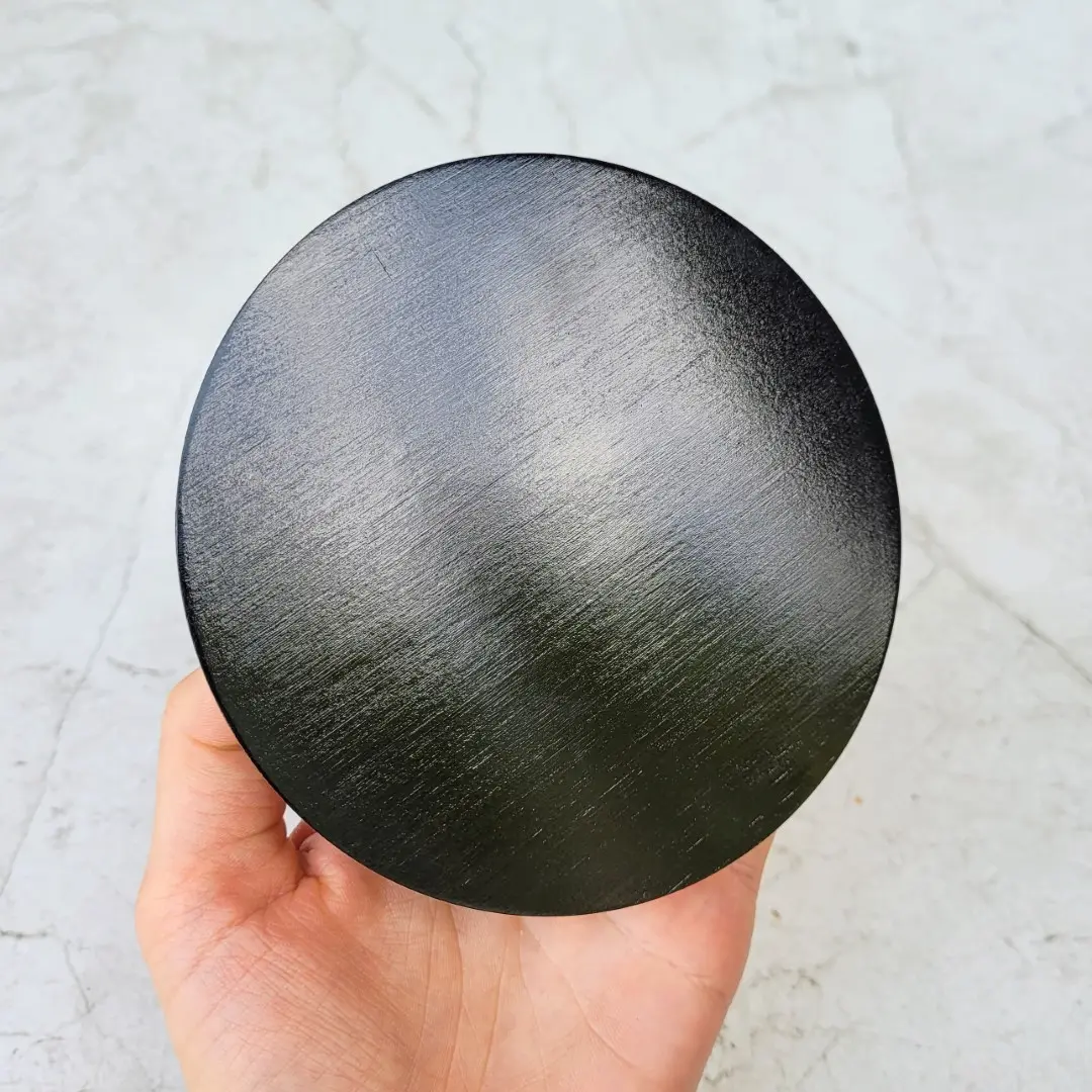 Minimalistyczna gładka czarna pokrywka do świecy produkowana w Polsce,A minimalistic smooth black candle lid made in Poland