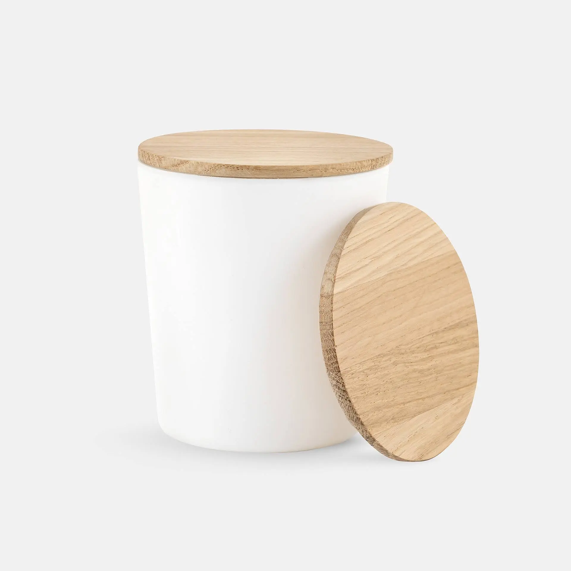 Biały słoik do świec  z drewnianym wieczkiem z dębu od polskiego producenta wieczek,White candle jar with a oak wood lid from a Polish lid manufacturer