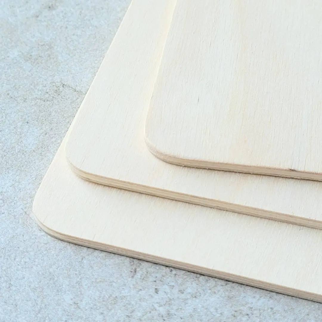  Jasne karty podkładki ze sklejki jako kreatywne akcesoria drewniane, Light-colored plywood coasters cards as creative wooden accessories