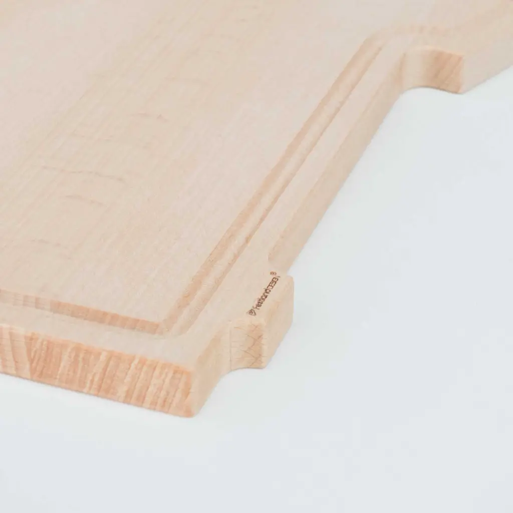 15-00-00030-O_1 drewniana deska do krojenia w kształcie t-shirtu bukowa wooden cutting board t-shirt beech.webp