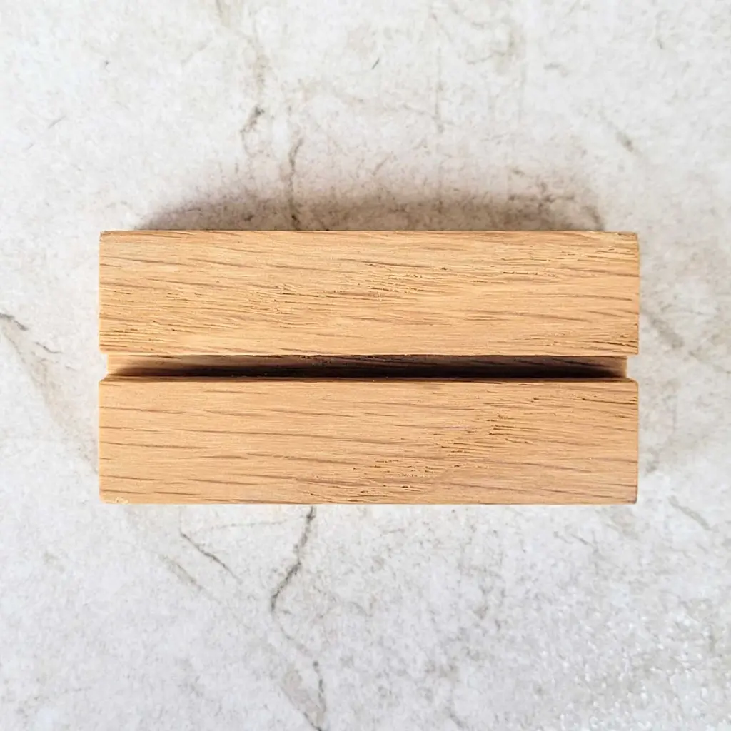 20-01-00870-H_1 drewniana podstawka pod kartki, menu, wizytówki dębowa, wooden card stand oak.webp