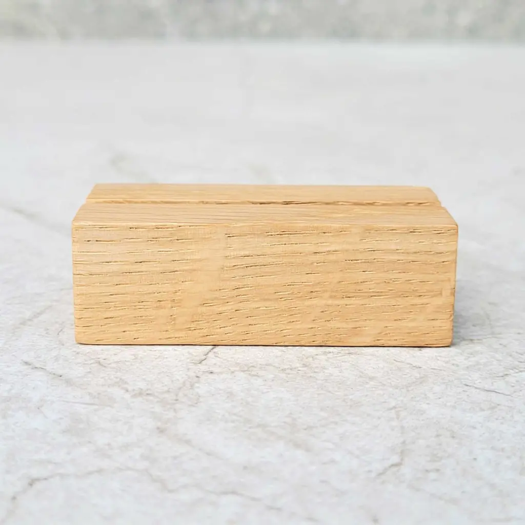 20-01-00870-H_2 drewniana podstawka pod kartki, menu, wizytówki dębowa, wooden card stand oak.webp