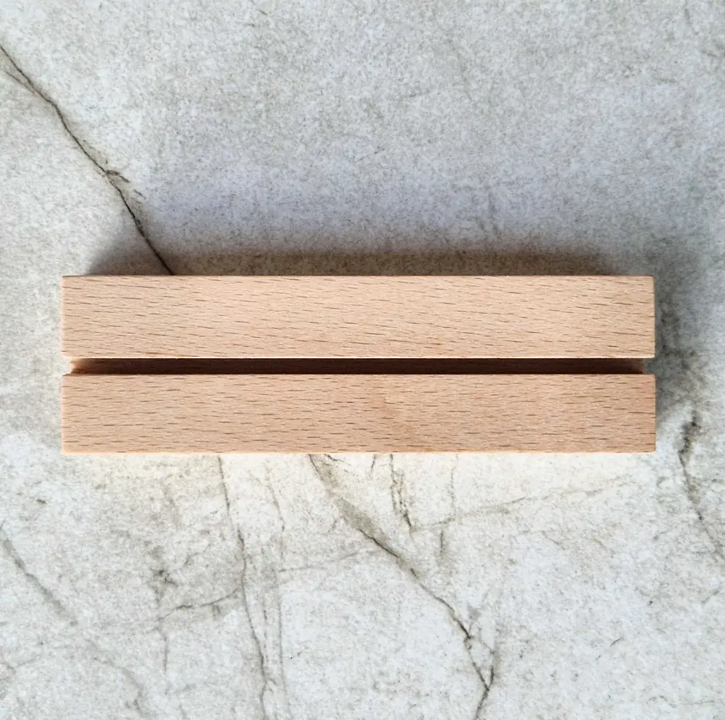 20-00-00838-H_3 drewniany stojak na wizytówki bukowy wooden card stand beech.webp