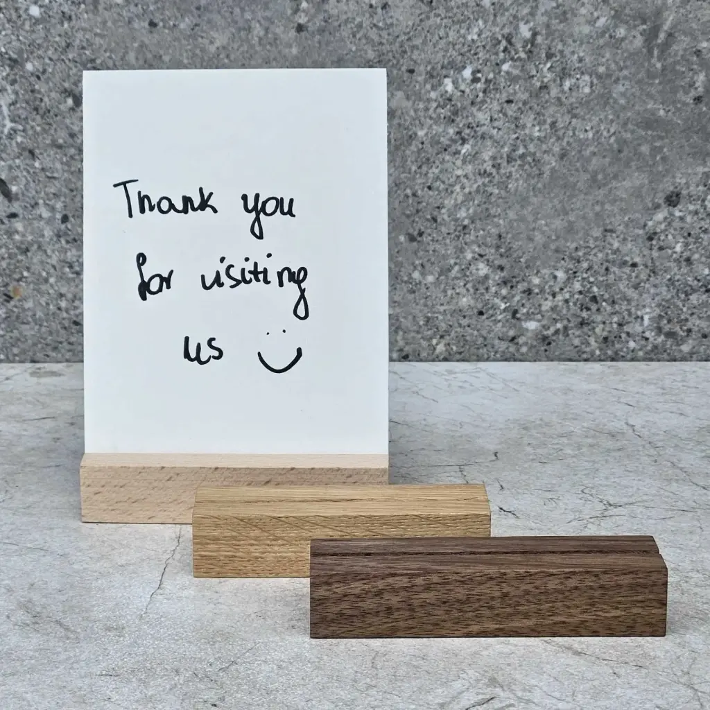 20-02-00838-H_3 drewniana podstawka na wizytówki orzech amerykański wooden postcard stand american walnut.webp