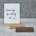 20-02-00838-H_3 drewniana podstawka na wizytówki orzech amerykański wooden postcard stand american walnut.webp