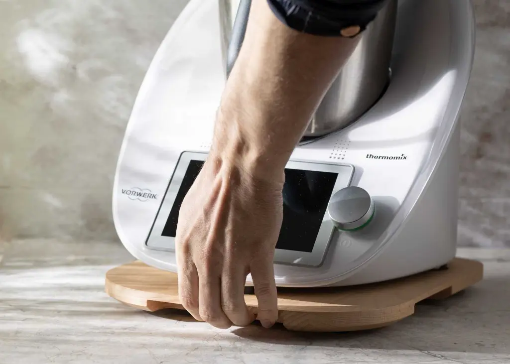 20-00-00359-01-H_2 drewniana deska pod thermomix bukowa wooden thermomix sliding board beech.webp
