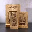dębowy stojak na kod qr z grawerem(3).webp