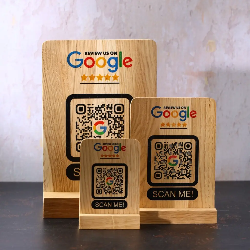 dębowy stojak na kod qr z nadrukiem (2).webp