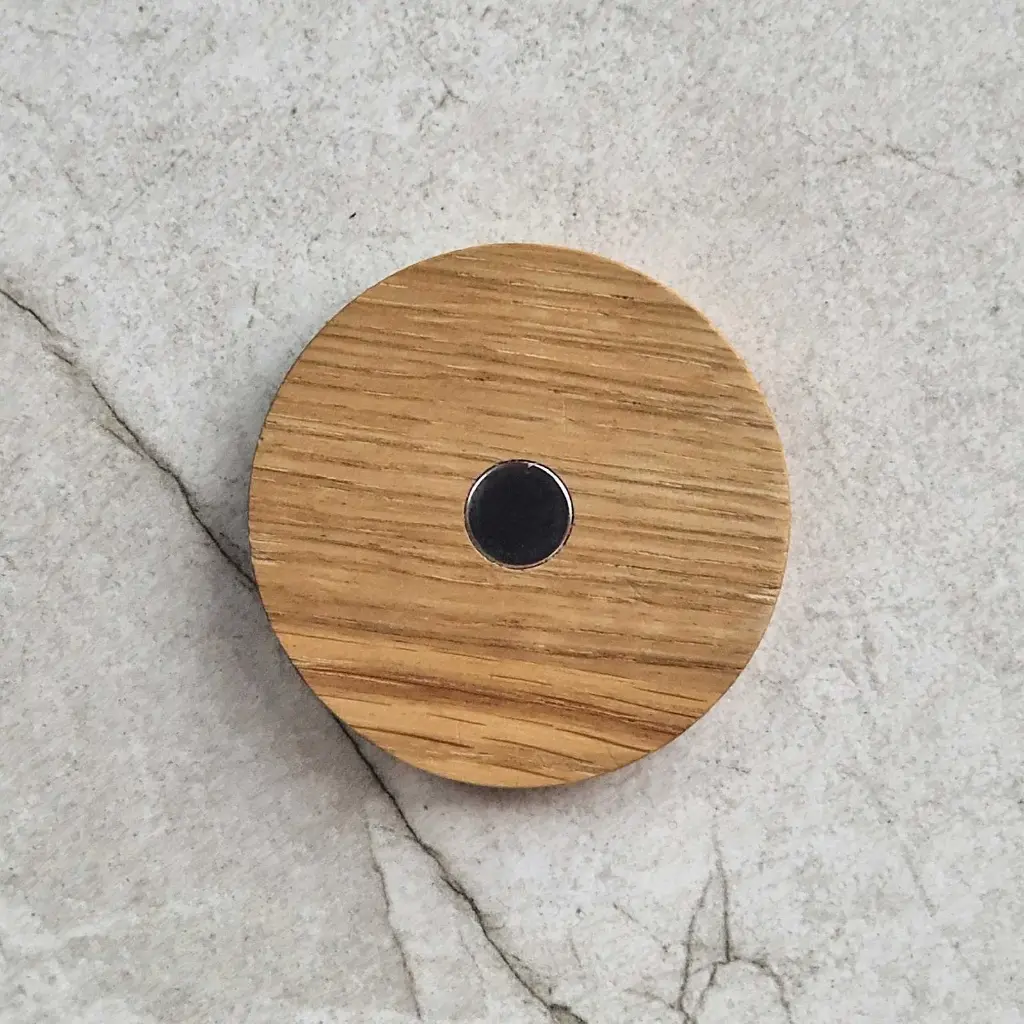 10-01-00299-S_2 drewaniane kółko z magnesem dębowe grawer wooden circle with magnet oak engraving.webp