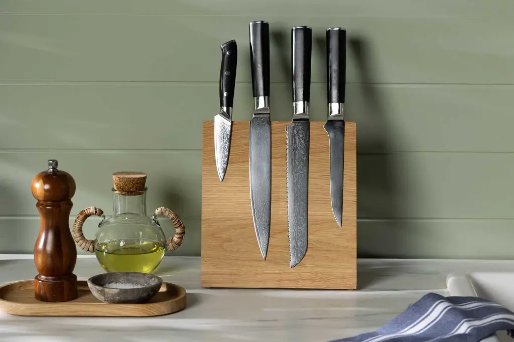 30-01-00617-H_2 drewniany stojak na noże magnetyczny dębowy. wooden magnet knives holder oak.webp