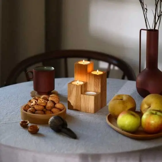 30-01-00977-H_6 drewniana taca na przekąski, drewniane świeczniki, wooden snack tray, wooden candle holders.webp