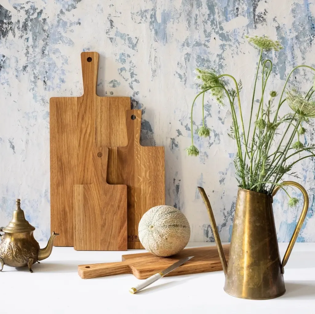 PL.00-01-00038-H Dębowa deska do krojenia z rączką Oak cutting board with handle.webp