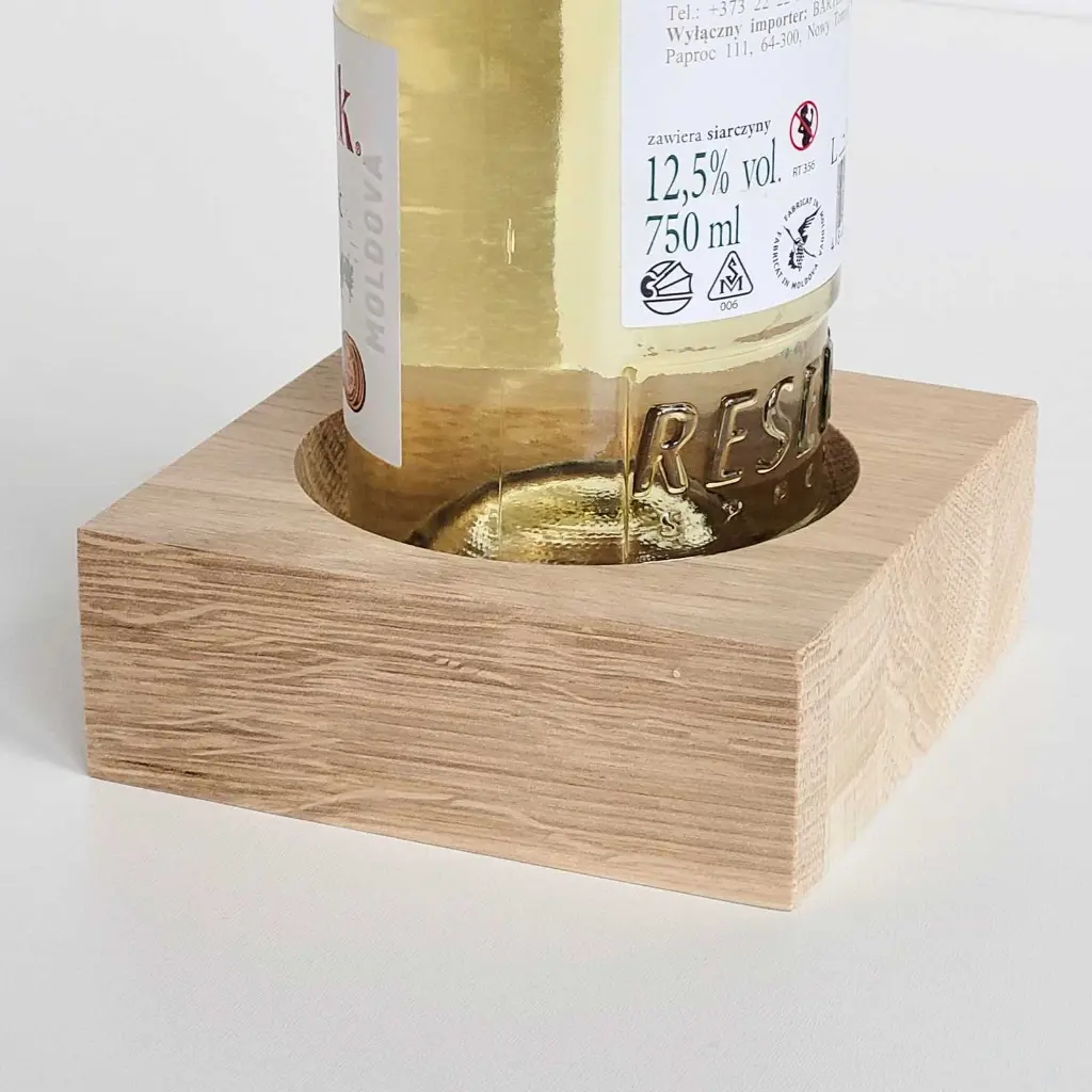 40-01-00296-S_2 drewniana podstawa pod wino dębowa wooden wine bottle stand oak.webp