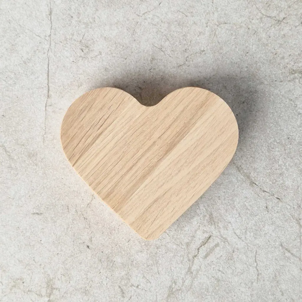 20-01-01060-S_1 drewniane serduszko stojące dębowe wooden standing heart oak.webp