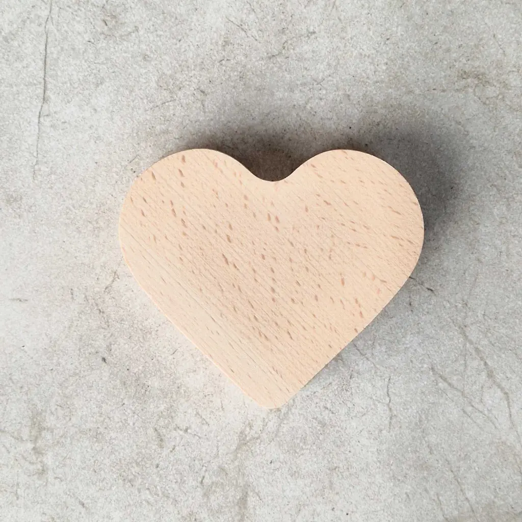 20-00-01060-S_1 drewniane serduszko stojące bukowe wooden standing heart beech.webp