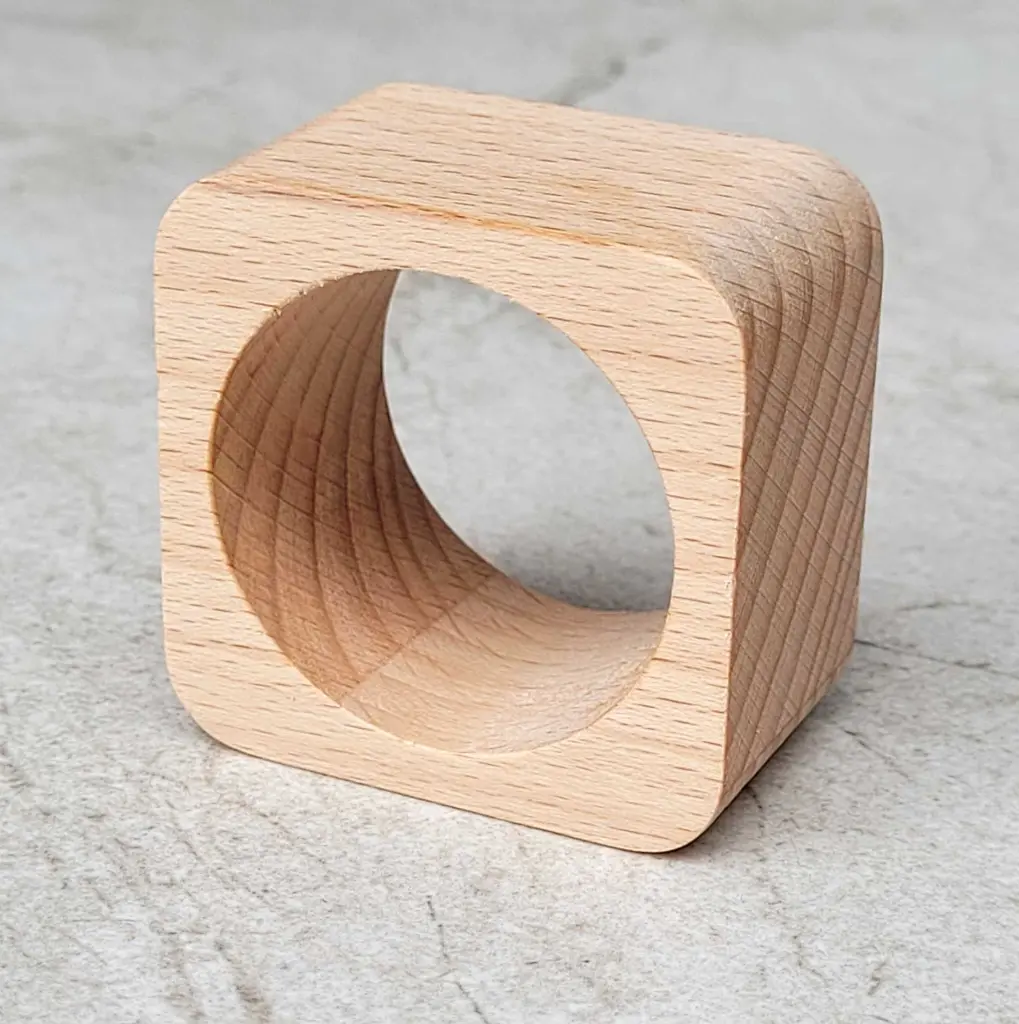 30-00-00890-S_2 drewniana obrączka na serwetki kwadratowa, wooden napkin ring beech squere.webp