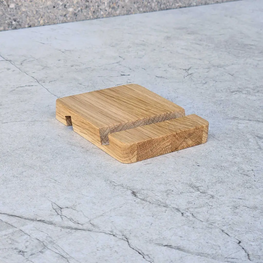 15-01-00823-H_1 drewniany stojak na telefon dębowy wooden mobile stand oak.webp