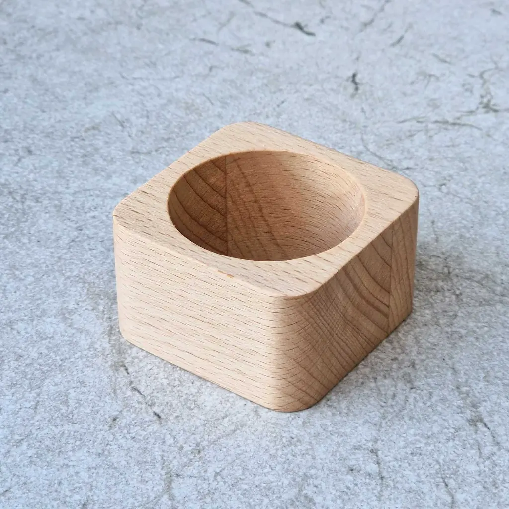 30-00-00890-01-S_4 drewniana kwadratowa podstawka pod jajko bukowawooden egg holder beech squere.webp