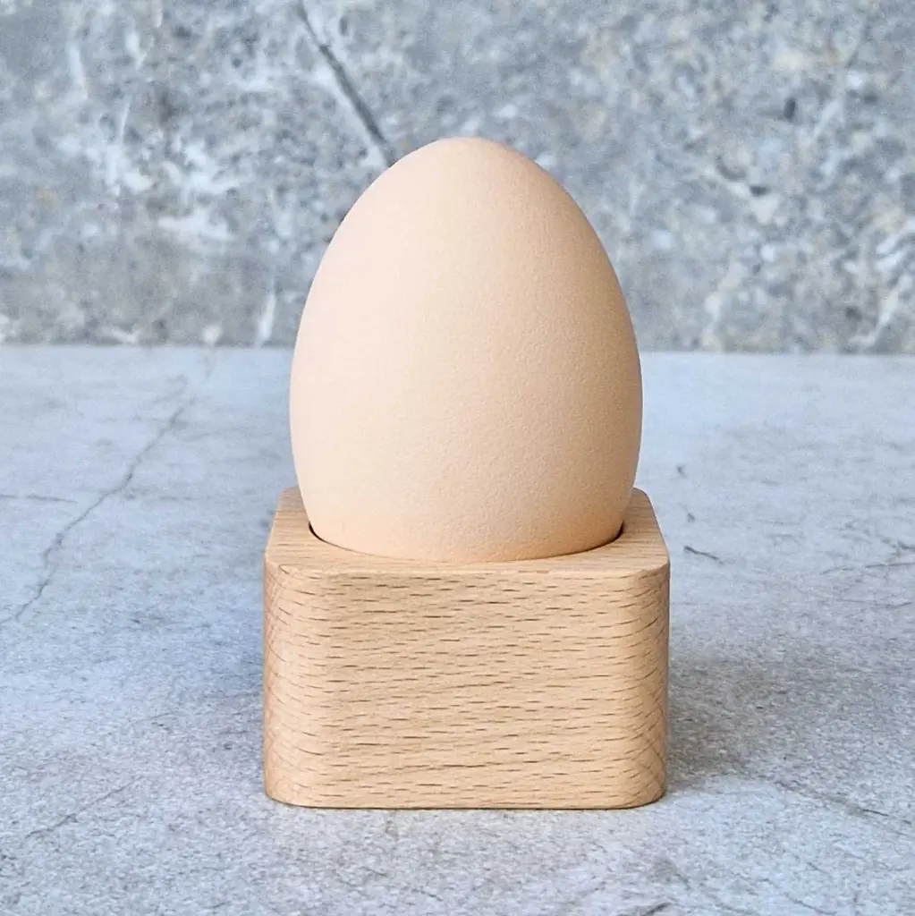 30-00-00890-01-S_1 drewniana kwadratowa podstawka pod jajko bukowa wooden egg holder beech squere.webp