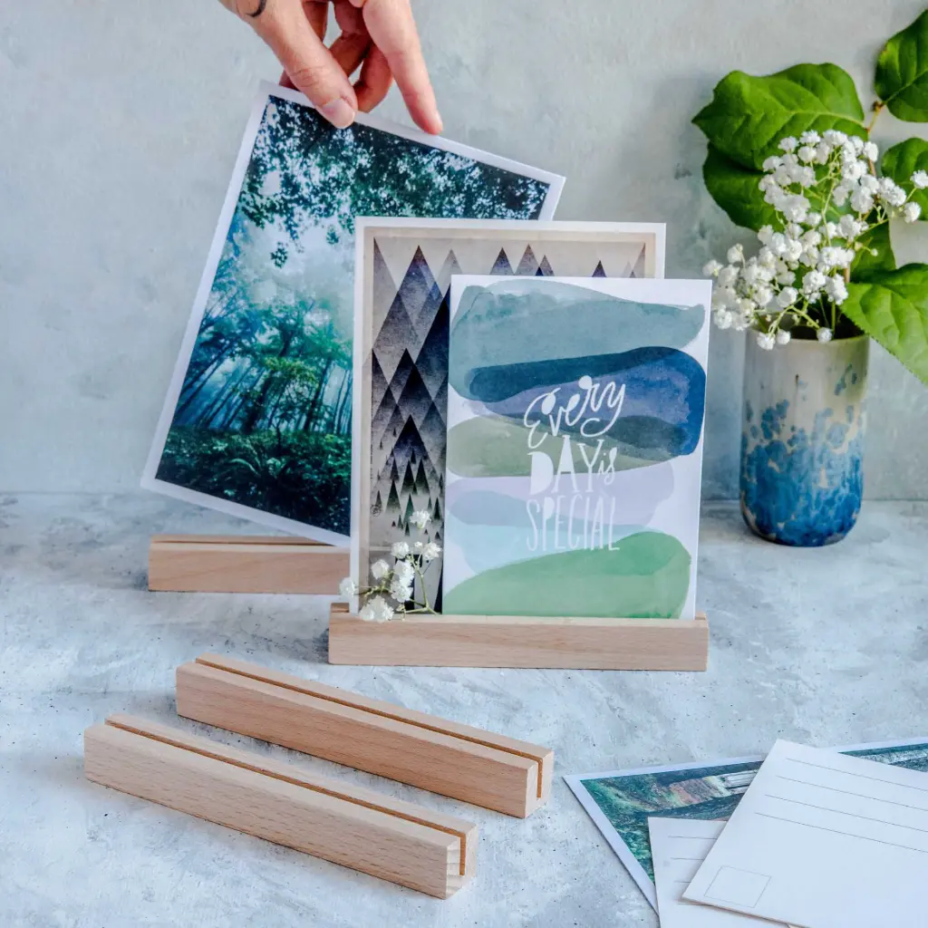 20-00-00313-S_1 drewniany stojak na wizytówki bukowy wooden postcard stand beech.webp