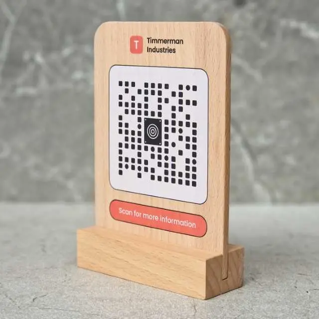 PL.00-20-00-01266-H drewniany ekspozytor z wkładką nadruk UV kod QR beech information display with insert UV print QR code (4).webp