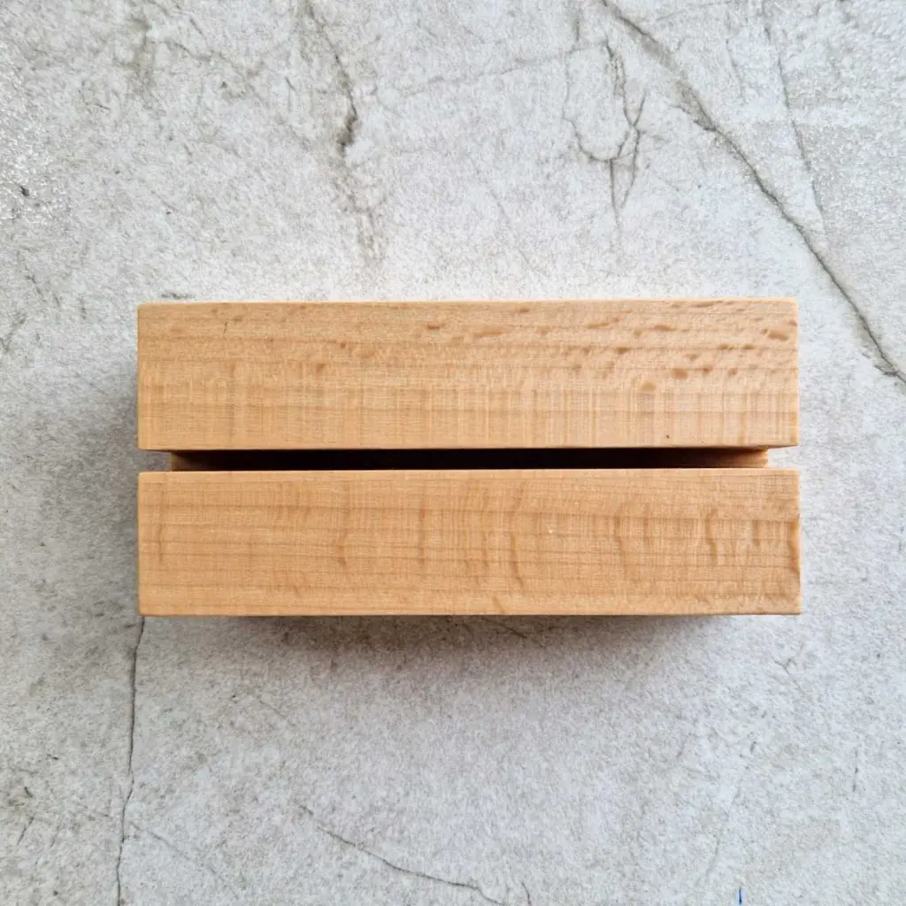 40-00-00833-01-H_1 drewniana podstawka pod kartki, menu, wizytówki bukowa, wooden card stand beech.webp