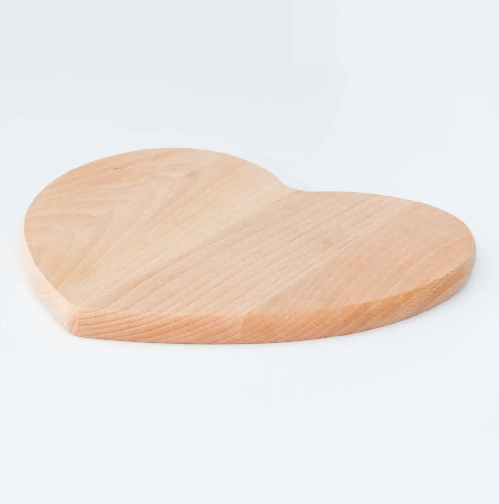 15-00-00026-O_1 drewniana deska do krojenia w kształcie serca bukowa wooden cutting board heart shape beech.webp