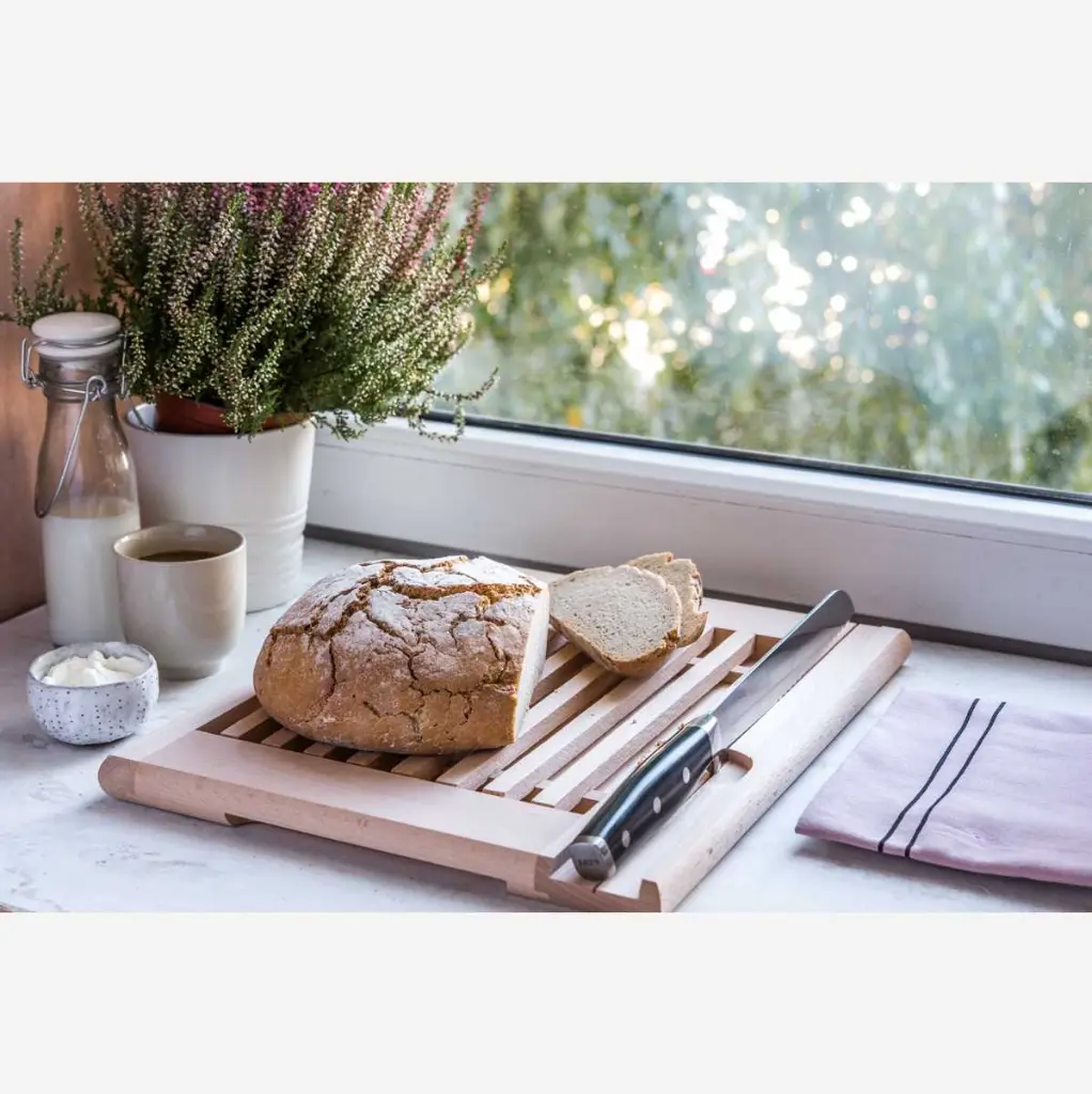 22-00-00317-S_2 drewniana deska do chleba z miejscem na nóż bukowa wooden bread cutting board with knife place beech.webp