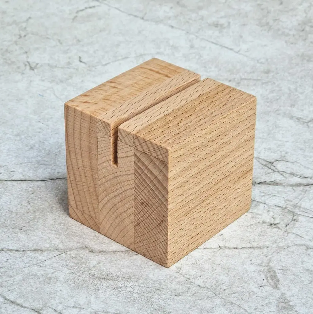 60-00-00839-H_3 drewniane podstawka pod kartki kostka z rowkiem bukwooden stand with slot beech.webp