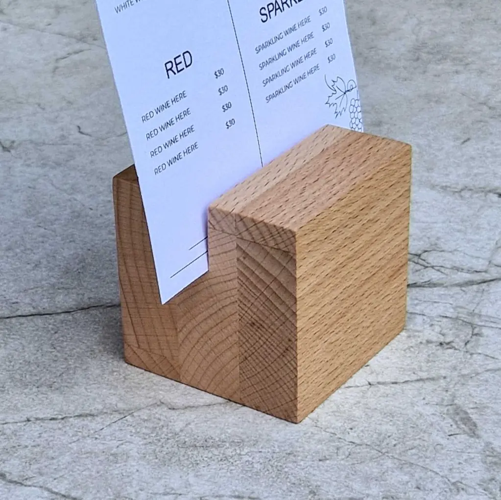 60-00-00839-H_2 drewniane podstawka pod kartki kostka z rowkiem bukwooden stand with slot beech.webp