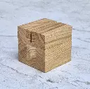 60-01-00839-H_1 drewanine podstawka pod kartki kostka z rowkiem dąb wooden stand with slot oak.webp