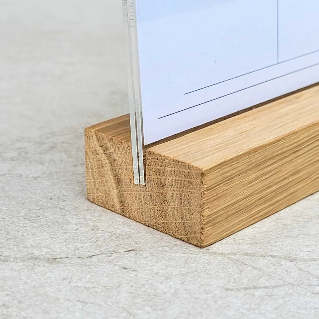 20-01-00837-H-1 drewniana podstawka pod wizytówki. kartki, menu, wizytówki dębowa, wooden bussiness card stand oak.webp