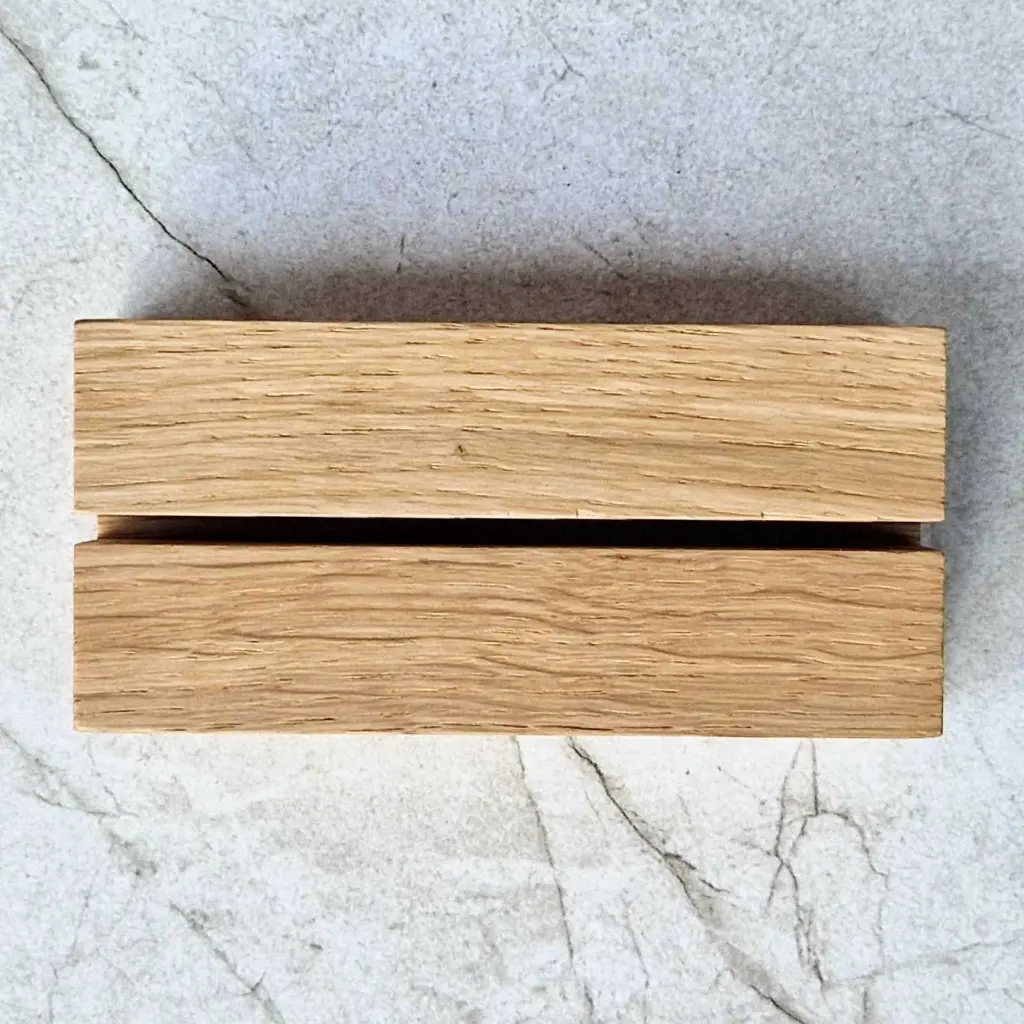 30-01-00836-H_5 drewniana podstawka pod kartki, menu, wizytówki dębowa, wooden card stand oak.webp