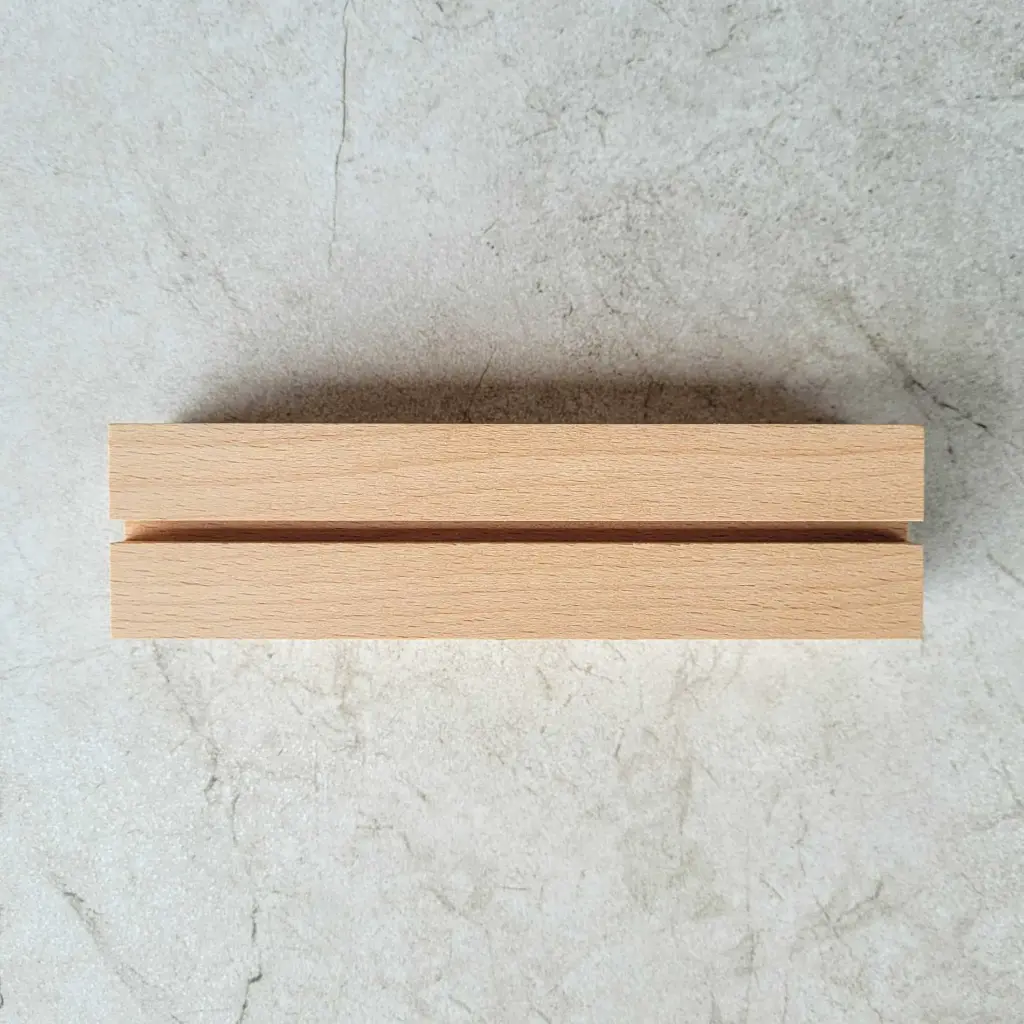 40-00-00832-H_4 drewniana podstawka pod kartki, menu, wizytówki bukowa, wooden card stand beech.webp