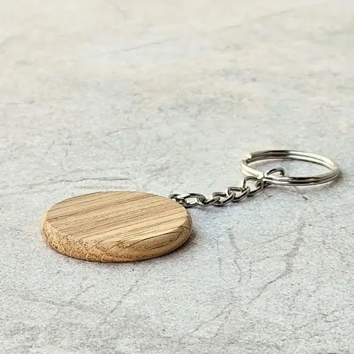 [DB10-00793-L-025284] Oak keychain with rounded edges fi35x5mm varnished
