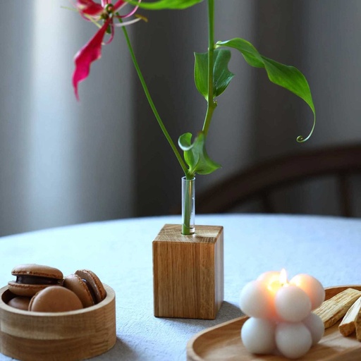 [DB40-00975-L-025377] Oak vase with tube 55x55x70 mm