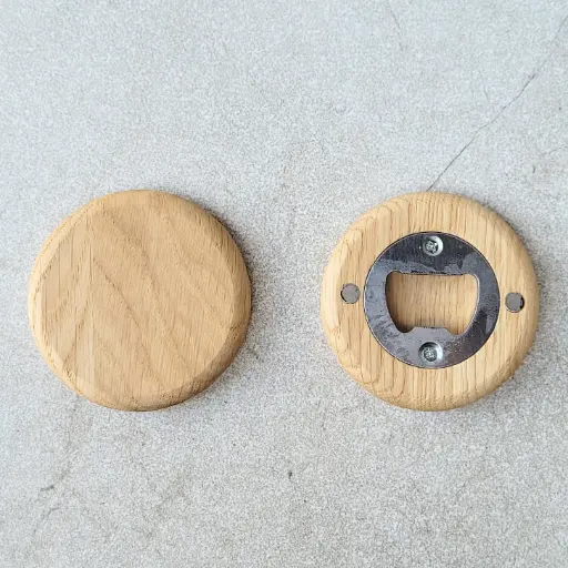 [DB10-01263-H-025446] Oak bottle opener with magnets dia65x10mm hard wax
