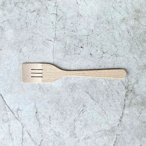 [01005-S-029465] Szpatułka z płaską rączką i rowkami bukowa 295x60x7mm