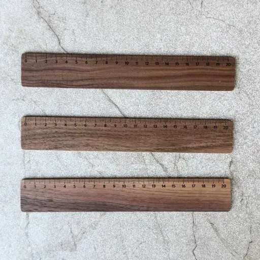 [OR05-H-041877] Linijka z orzecha amerykańskiego 20cm